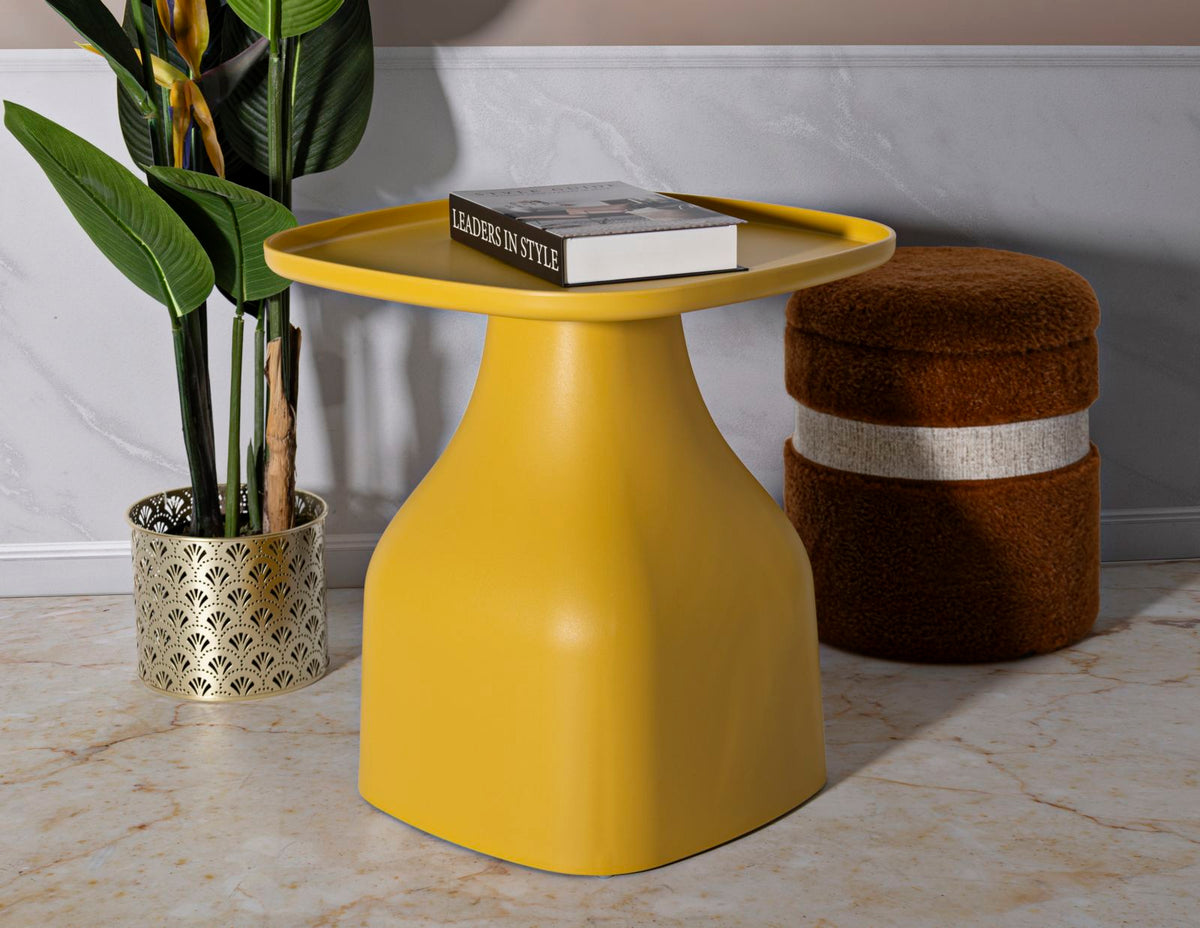 Tavolino Giallo Moderno posizionato in soggiorno con libro decorativo, perfetto per ambienti eleganti e versatili.