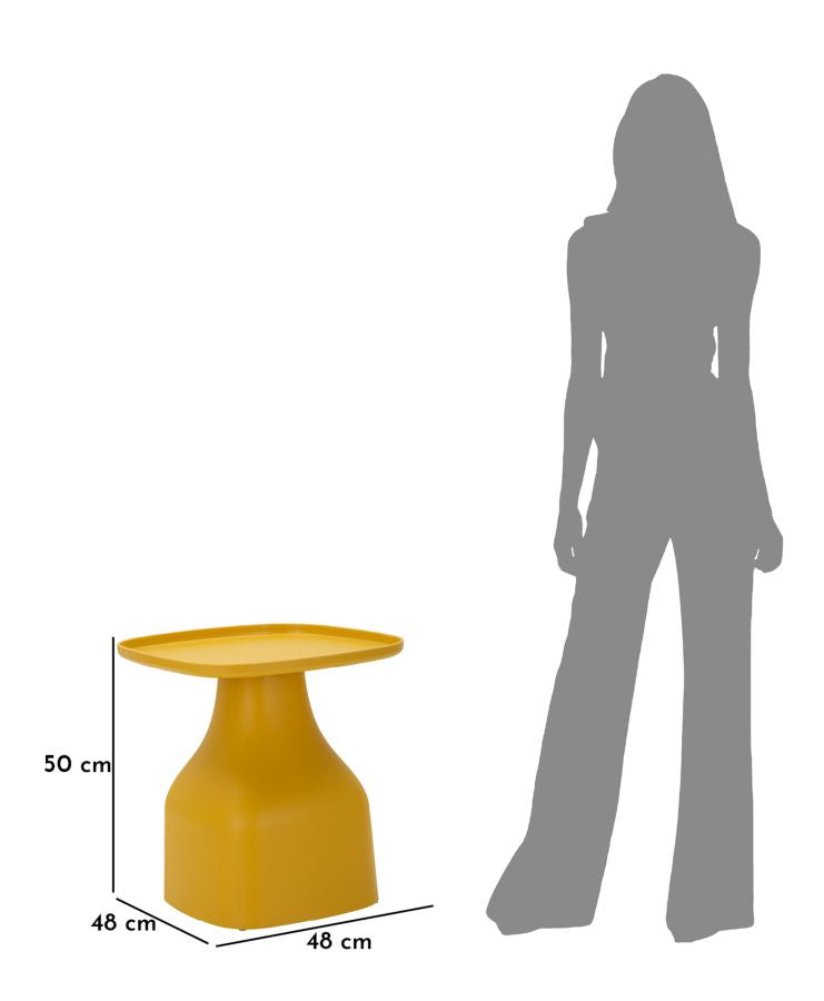 Dimensioni del Tavolino Gea Giallo 48x48x50 cm mostrate accanto a figura umana per riferimento proporzionale in ambienti reali.