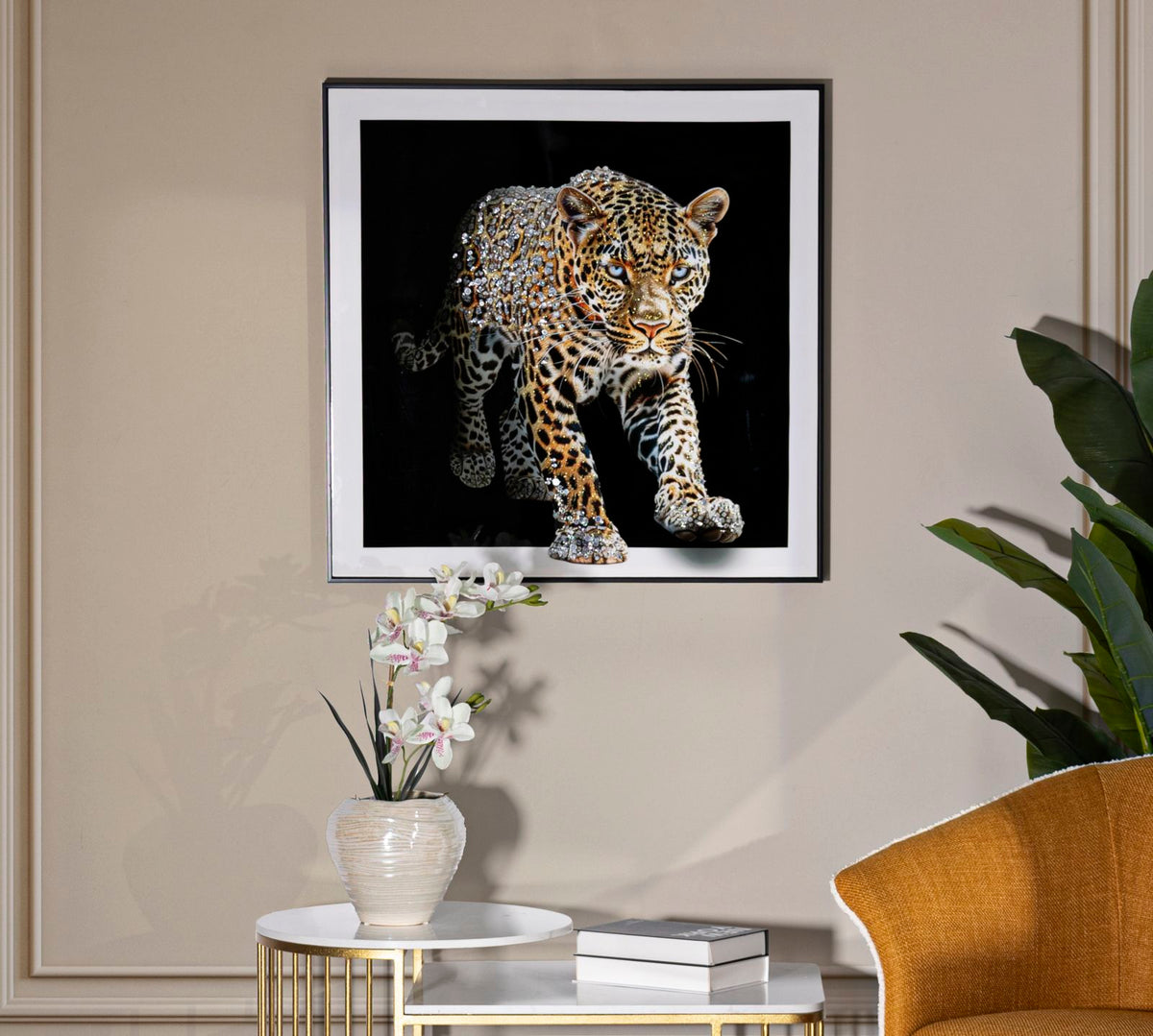 Dipinto su tela laccato giaguaro appeso in soggiorno elegante, decorazione da parete 82x4x82 cm con cornice nera e dettagli brillanti.