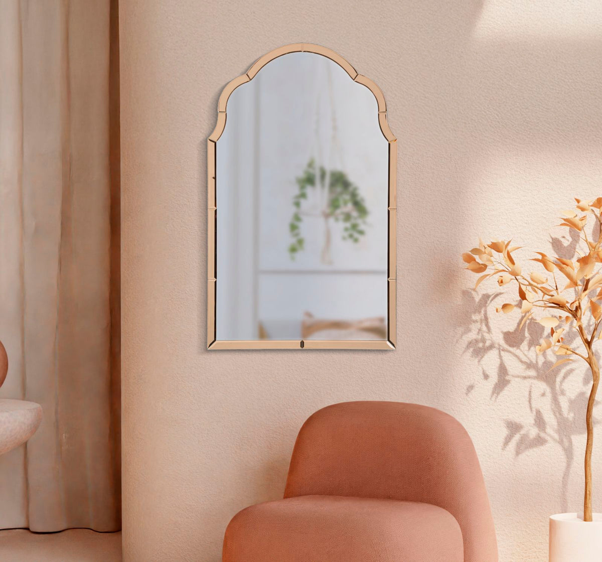 Specchio da parete Tangeri rosa cm 62x1x100 elegante montato su parete chiara, perfetto per ambienti moderni e accoglienti.