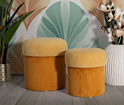 Set 2 pouf Aspen senape in ambiente moderno con parete decorata, perfetti per arredamento salotto o camera da letto