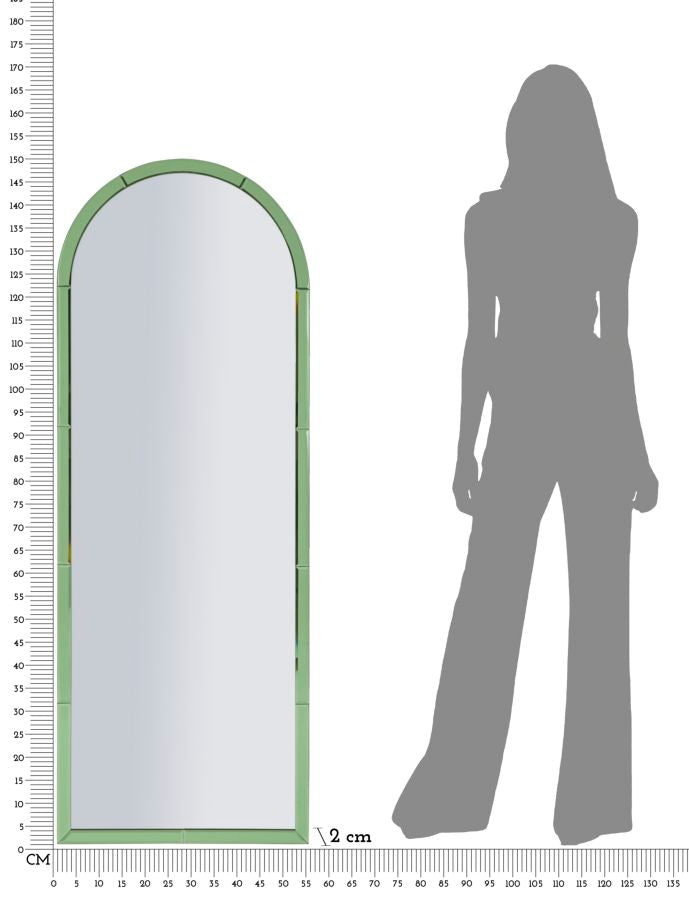 Specchio da parete Baku verde con misure 55x2x150 cm, confronto dimensionale con figura umana per visuale realistica.