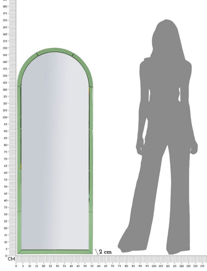Specchio da parete Baku verde con misure 55x2x150 cm, confronto dimensionale con figura umana per visuale realistica.