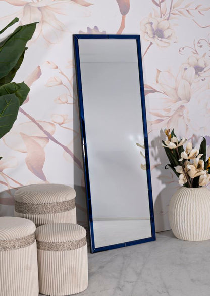 Specchio Berlino blu 55x150 cm appoggiato a parete floreale, perfetto per salotti moderni e ambienti eleganti con piante decorative.