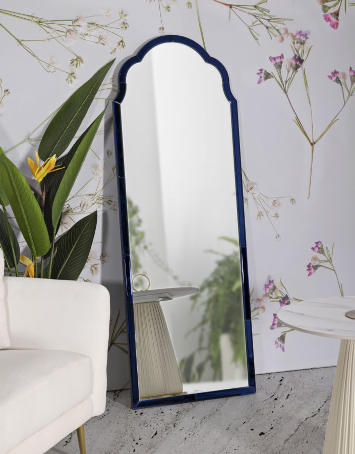 Specchio da parete Tangeri blu cm 55x2x150 elegante posizionato in soggiorno moderno con piante e carta da parati floreale.