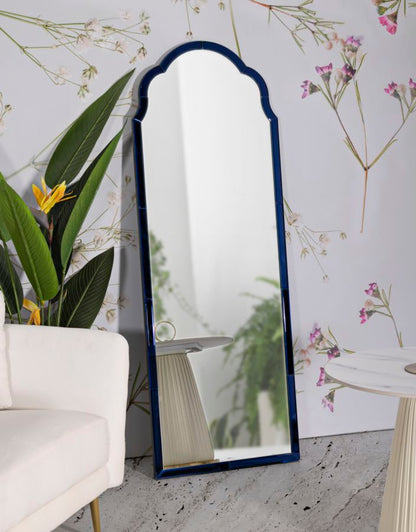 Specchio da parete Tangeri blu cm 55x2x150 elegante posizionato in soggiorno moderno con piante e carta da parati floreale.