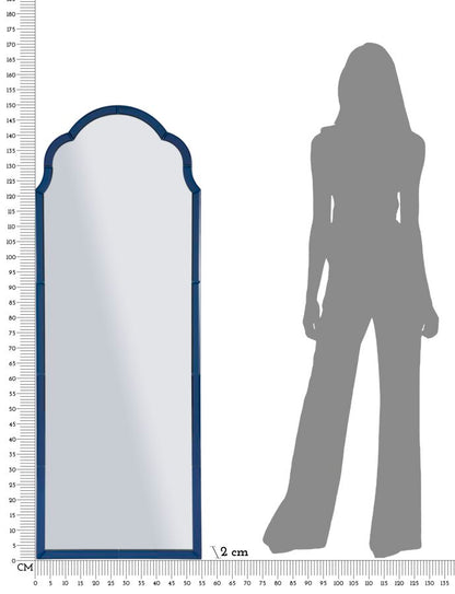 Specchio da muro Tangeri blu cm 55x2x150 elegante mostrato accanto a sagoma umana per confronto dimensionale.