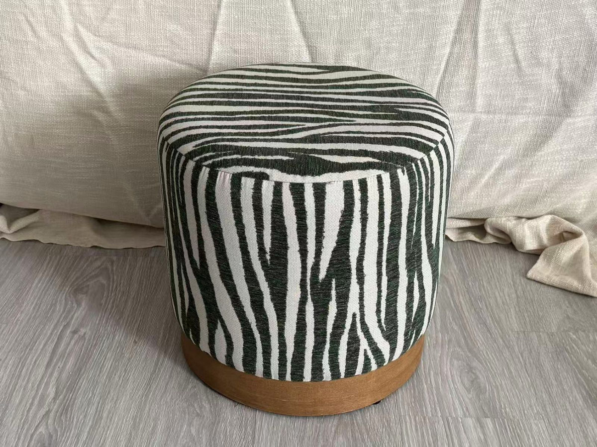 Pouf rotondo con rivestimento in tessuto con motivo zebra nero e bianco, base in legno chiaro, ideale per soggiorno o camera da letto