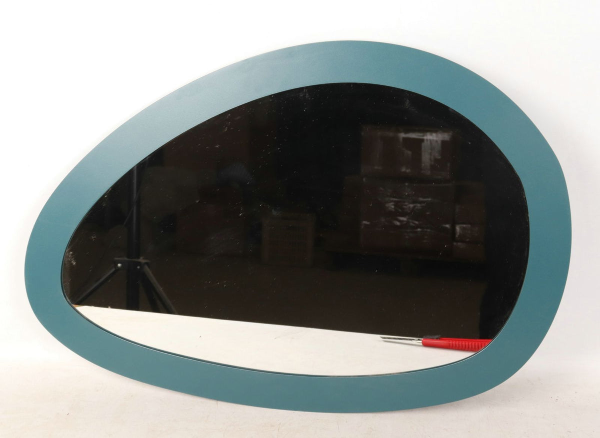 Specchio da muro Saturno ottanio con cornice in ferro e specchio nero, forma ovale moderna, dimensioni 71x48 cm, con strumenti di montaggio