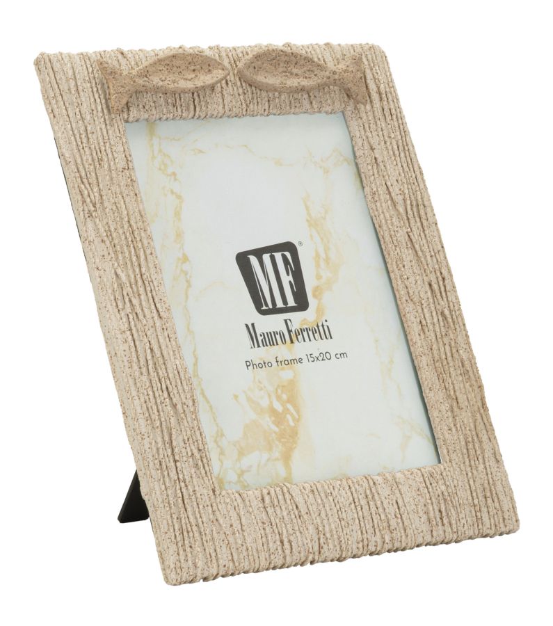 Cornice sinuosa color sabbia in poliresina con stile classico contemporaneo, dimensioni 21x2,8x26,5 cm, ideale per decorare ambienti interni