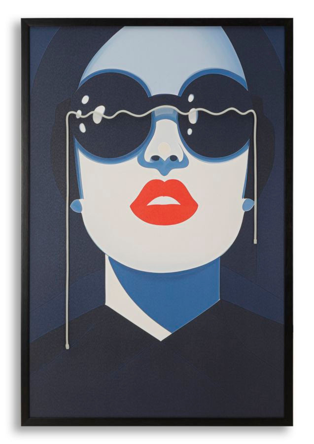 Quadro con stampa LED su tela Cecille 80x120 cm, raffigurante donna con occhiali scuri, cappello e labbra rosse, cornice in plastica e MDF, stile urban chic