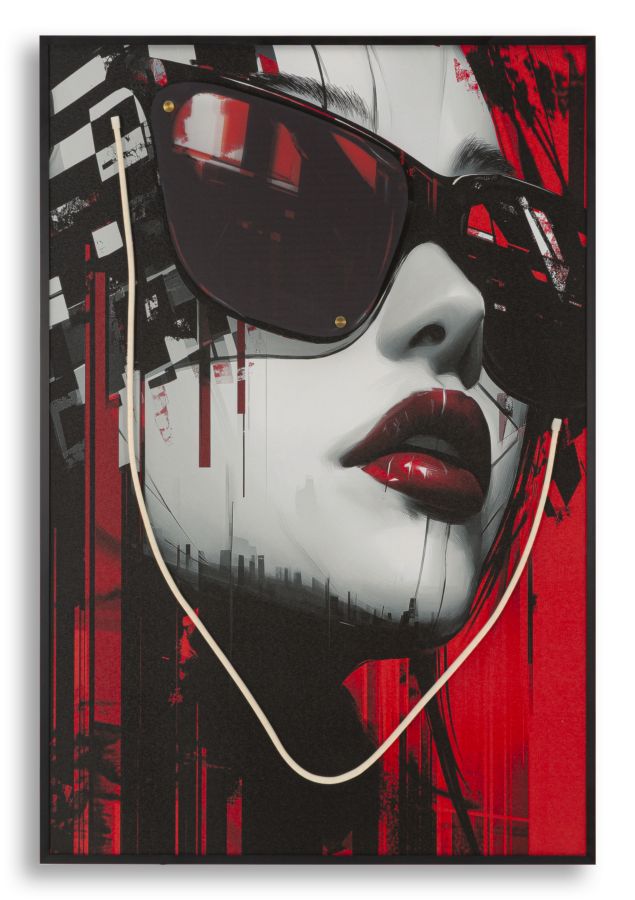 Quadro moderno con ritratto di donna con occhiali da sole scuri, labbra rosse e sfondo urbano in stile street art, stampa LED su tela 60x3,5x90 cm