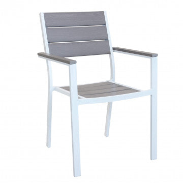 Poltrona Cervia impilabile con braccioli in alluminio verniciato bianco e seduta in Polywood grigio, ideale per esterni moderni.