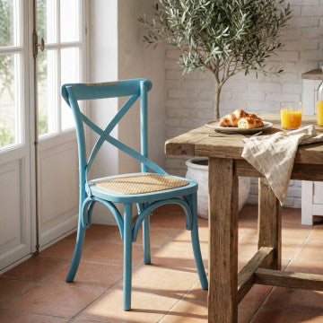 Sedia in legno azzurra con struttura robusta, dimensioni 46x42x87 cm