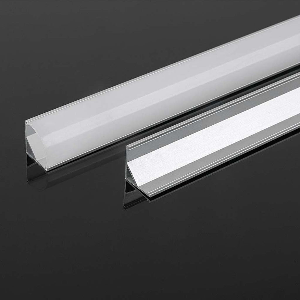 Profilo angolare trasparente per Strip LED 220V COB 3000K IP65, ideale per installazioni su angoli e superfici inclinate.