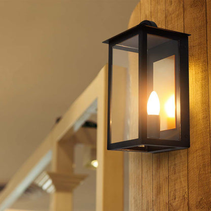 Lampada LED Muro 26W Ruotabile 3000K IP65 Nero V-TAC installata su parete in legno, ideale per creare atmosfera in spazi outdoor come portici e verande.