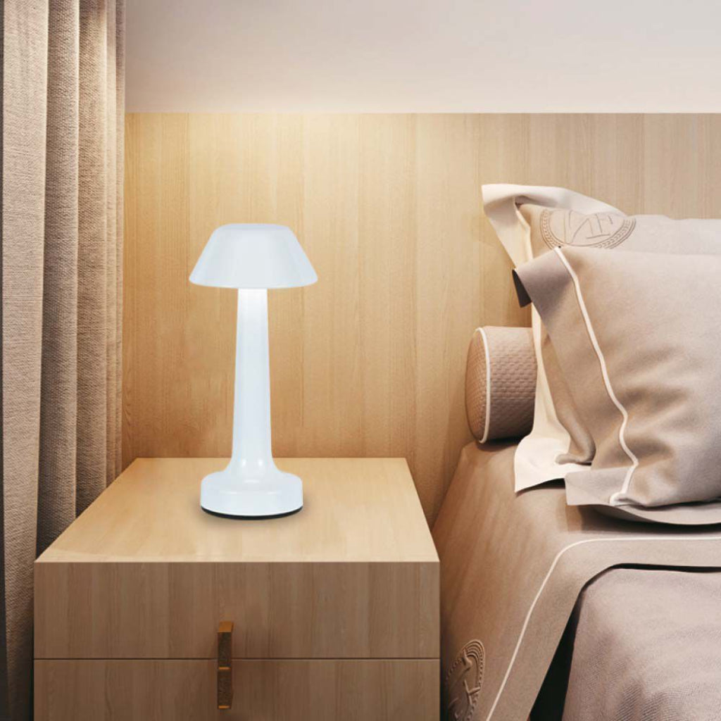 Lampada LED da tavolo V-Tac bianca su comodino, ideale per lettura notturna e illuminazione ambientale elegante in camera da letto.