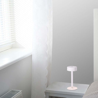 Lampada da tavolo V-Tac LED 3W bianca posizionata su un comodino vicino a una finestra, perfetta per illuminazione ambientale in camera da letto.