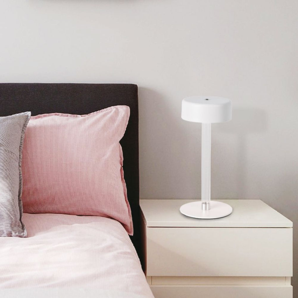 Lampada LED da tavolo V-Tac 3W bianca su comodino accanto a letto, ideale per illuminazione notturna e lettura grazie alla funzione touch dimmerabile.