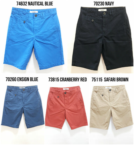 Pantaloncini chino da uomo in tessuto leggero color nautico blu, vestibilità comoda, con tasche frontali e chiusura con bottone e zip.