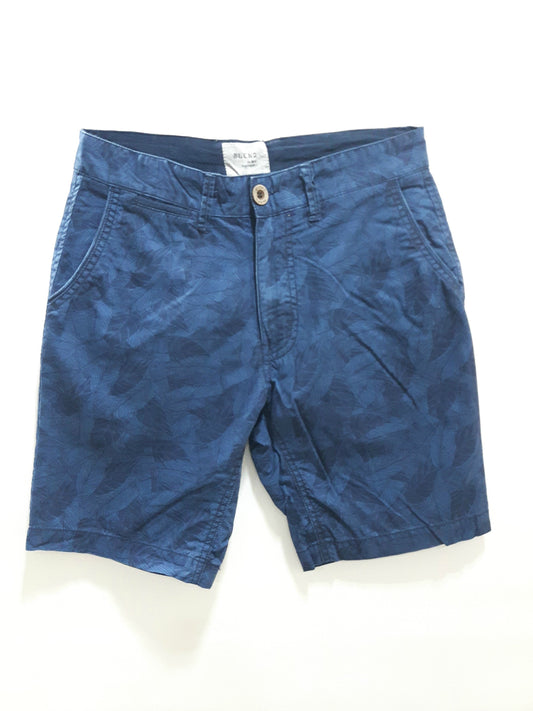 Pantaloni bermuda blu con stampa tropicale, tessuto leggero, vita con bottone e tasche laterali, ideale per abbigliamento estivo uomo.