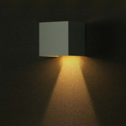 Effetto luminoso caldo della Lampada LED da Giardino Solare 9W con Sensore Crepuscolare IP65 installata su parete esterna.