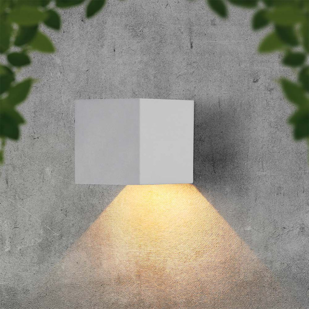 Lampada LED da Giardino Solare 9W con Sensore Crepuscolare IP65 montata su muro esterno, luce decorativa e funzionale per giardini.