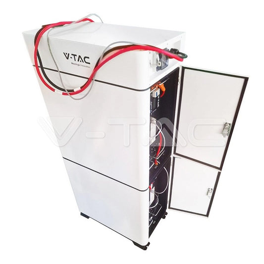 Armadio V-TAC con cablaggio per 4 batterie fotovoltaiche max 100A, struttura verticale bianca con sportello aperto e cavi visibili.
