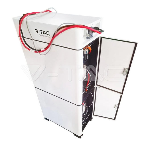 Armadio V-TAC con cablaggio per 4 batterie fotovoltaiche max 100A, struttura verticale bianca con sportello aperto e cavi visibili.