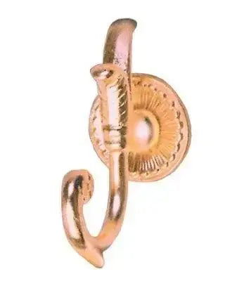 Gancio in ottone lucido con rosetta decorativa, modello art.v/12s, ideale per tende. Include doppia vite e tassello, confezione blister.