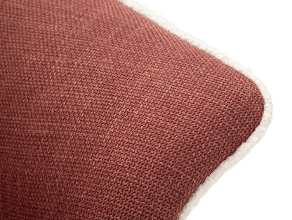 Particolare del bracciolo della Poltrona Girevole Siena Bordeaux con bordo bianco, tessuto resistente e raffinato.