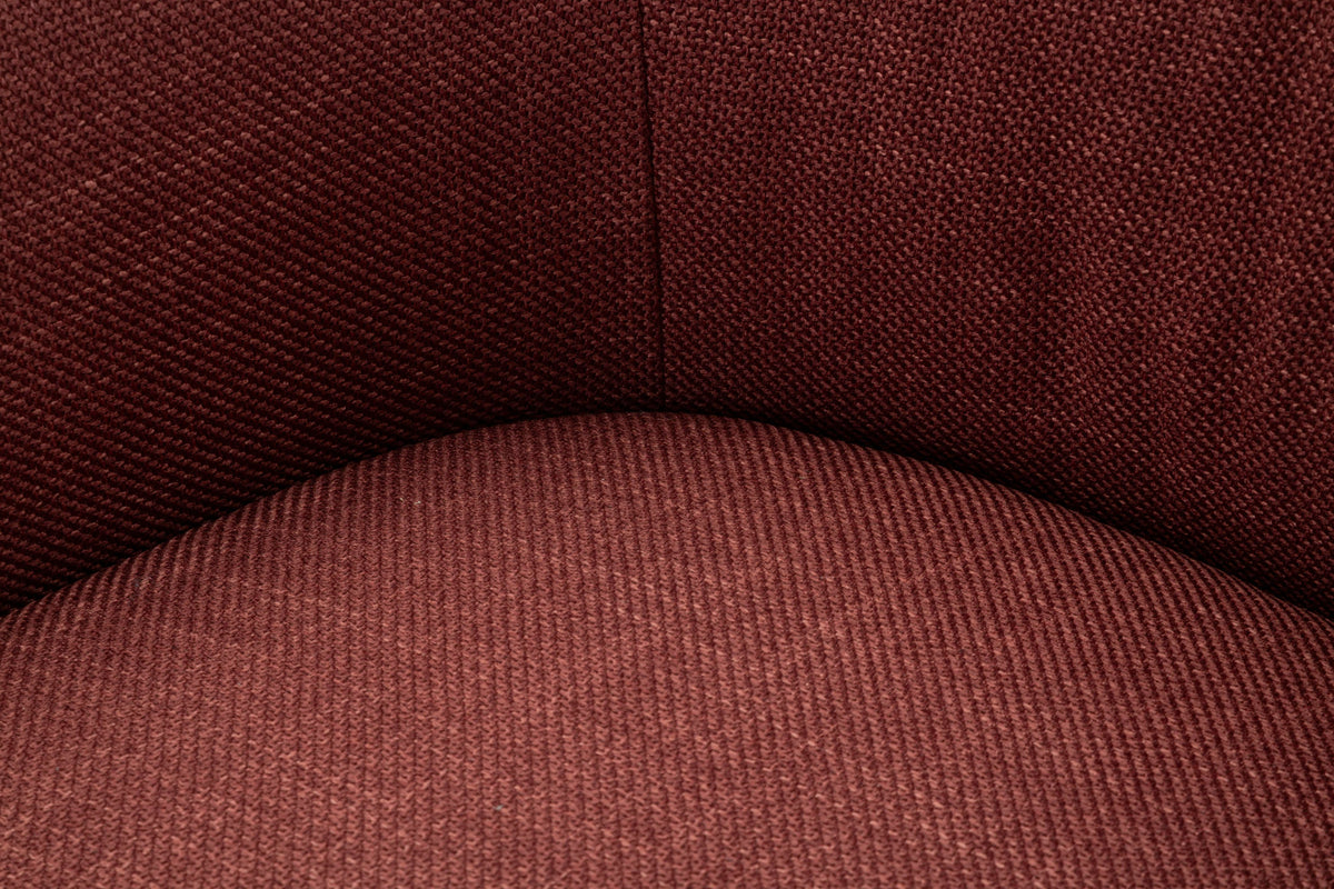 Dettaglio della seduta della Poltrona Girevole Siena Bordeaux con tessuto intrecciato, comfort e qualità.