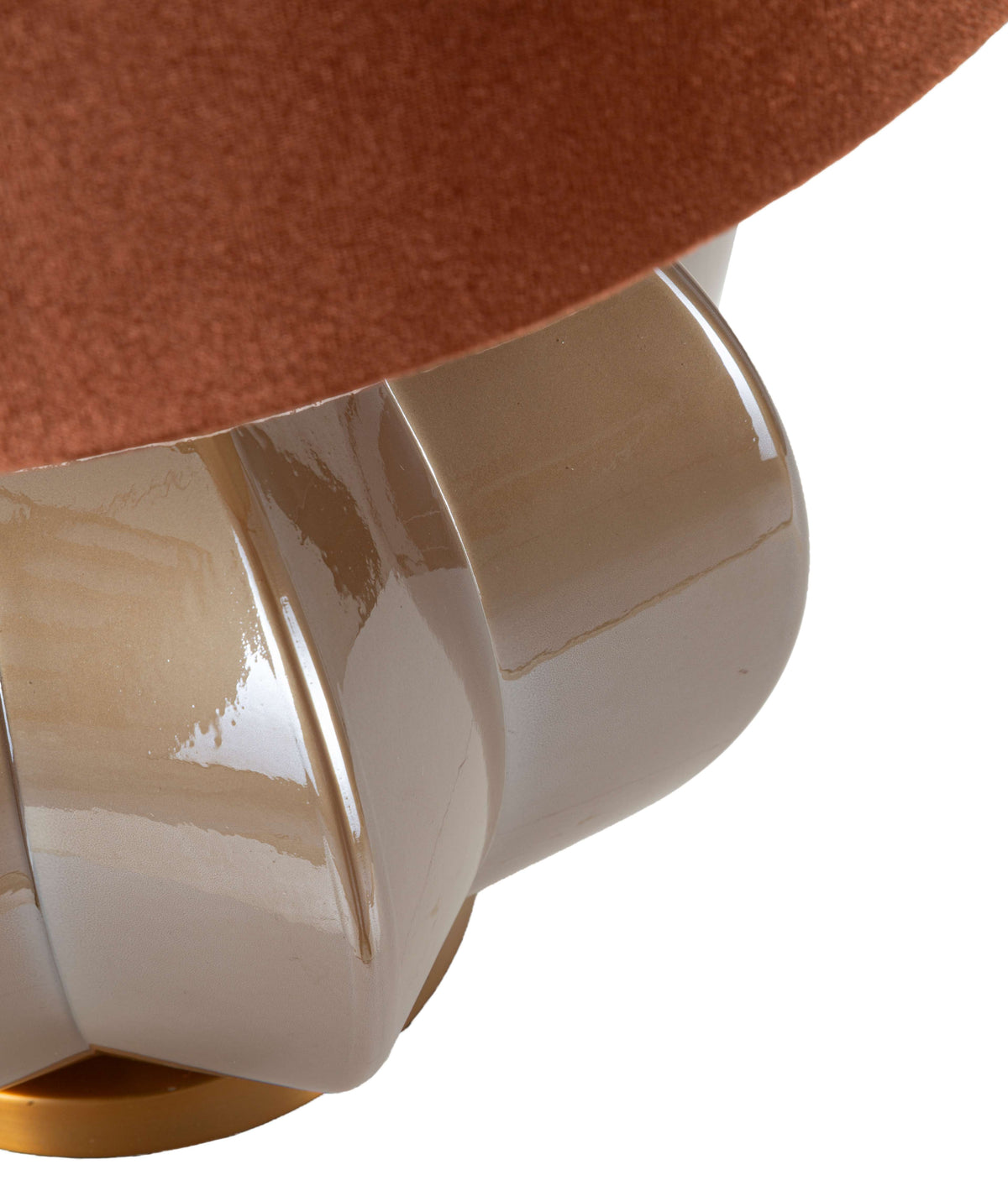 Dettaglio della base in ceramica lucida beige della lampada da tavolo Praga -A- Elegante Ø 40,5x57, finitura elegante e moderna.