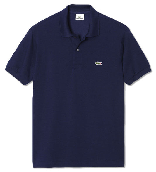 Polo uomo Lacoste in Petit Piqué blu navy con colletto classico, maniche corte e logo ricamato sul petto, tessuto morbido e vestibilità elegante