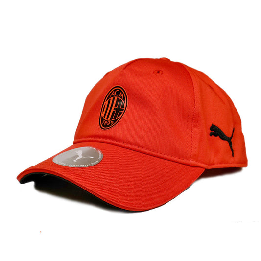 Cappellino Puma ACM Team in tessuto rosso con logo nero AC Milan, visiera curva con dettaglio in nero, perfetto per sport e tempo libero.