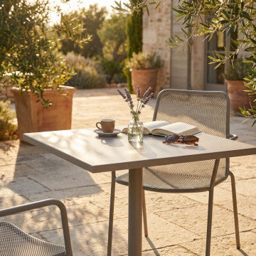 Tavolo quadrato 70x70 cm in acciaio con tubi strutturali e trattamento antiruggine