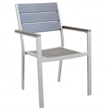 Poltrona Cervia impilabile con struttura in alluminio tortora e seduta in Polywood grigio scuro, elegante e resistente per esterni.