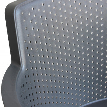 Dettaglio dello schienale traforato della poltrona Cathy antracite. Superficie ergonomica in polipropilene per massimo comfort.