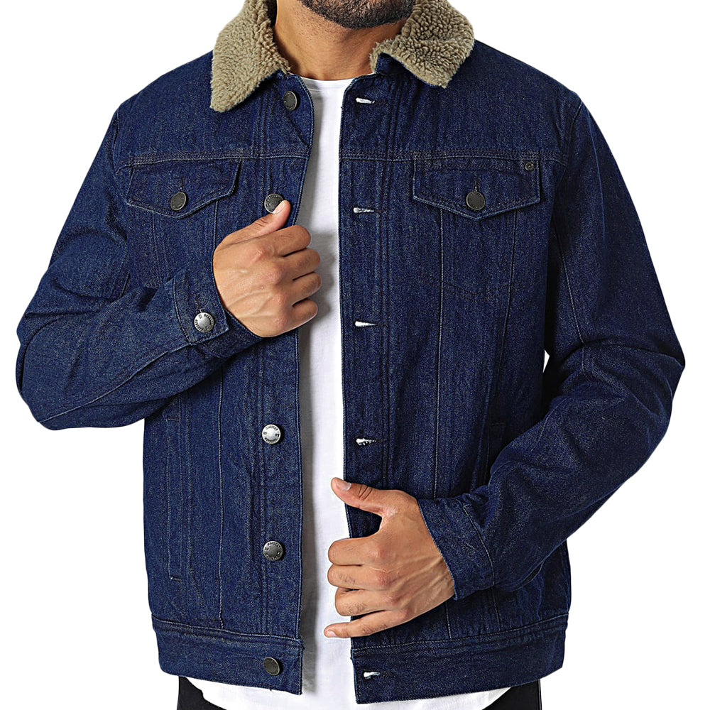 Giacca denim blu con collo shearling beige, tasche frontali con bottoni, fodera in pelliccia, stile casual uomo