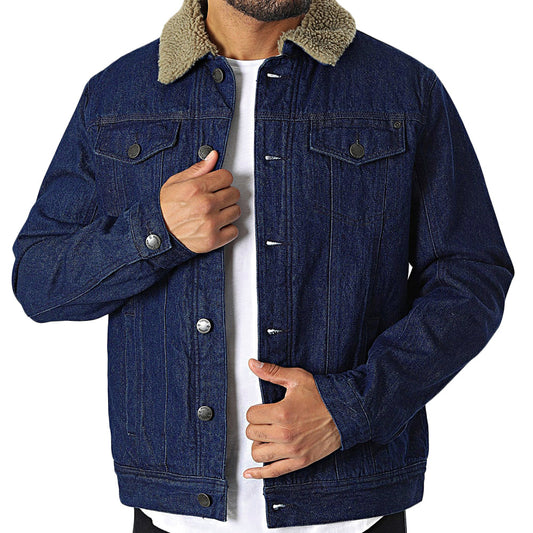 Giacca denim blu con collo shearling beige, tasche frontali con bottoni, fodera in pelliccia, stile casual uomo