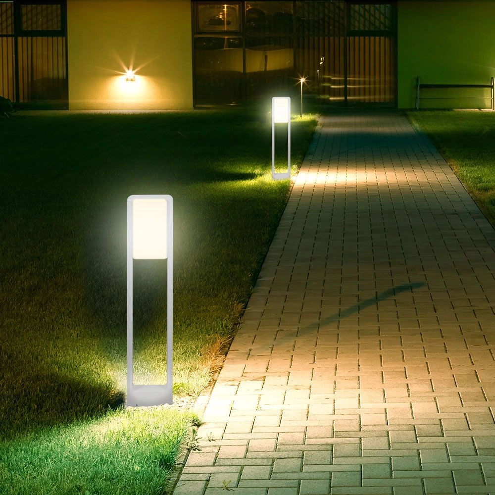 Paletto LED V-TAC 10W Samsung in uso di sera, illuminazione efficace e moderna per giardini e percorsi esterni, SKU: 2120117