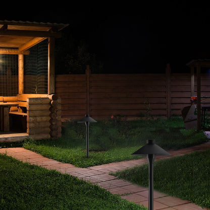 Piantana LED Giardino 7W 3000K IP65 installata lungo un vialetto esterno. Illuminazione decorativa da giardino con chip Samsung.