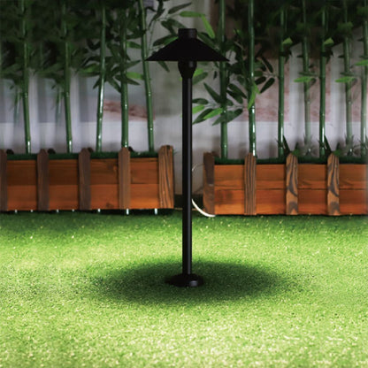 Piantana LED Giardino 7W 3000K IP65 su prato verde vicino a una recinzione. Illuminazione da giardino resistente agli agenti atmosferici.