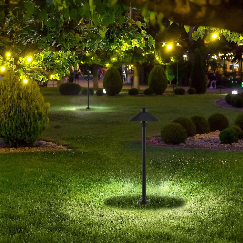 Piantana LED Giardino 7W 3000K IP65 accesa in un giardino notturno. Luce calda e diffusa per percorsi e aree verdi.