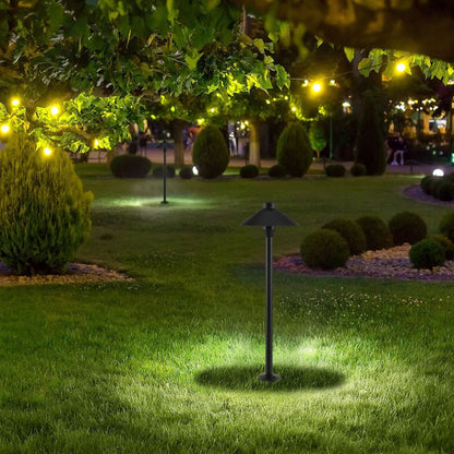 Piantana LED Giardino 7W 3000K IP65 accesa in un giardino notturno. Luce calda e diffusa per percorsi e aree verdi.