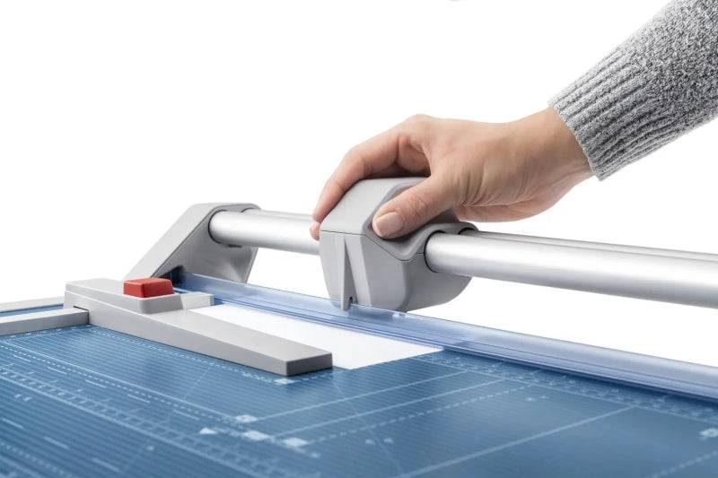 Dahle 550 Taglierina Professionale Rullo Formato A4 - Capacità 20 Fogli - Lama Circolare Autaffilante Acciaio - Due Arresti Angolari