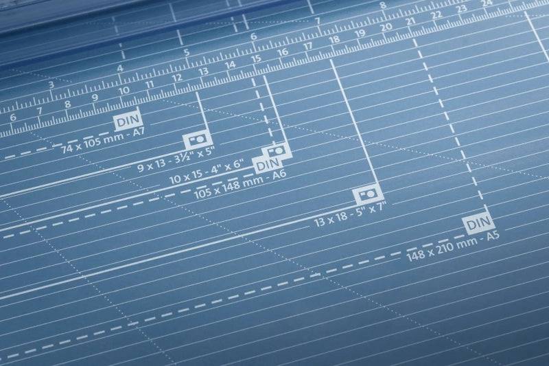Dahle 550 Taglierina Professionale Rullo Formato A4 - Capacità 20 Fogli - Lama Circolare Autaffilante Acciaio - Due Arresti Angolari