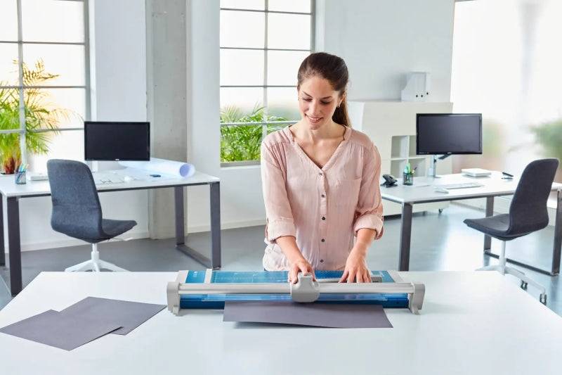 Dahle 552 Taglierina Professionale a Rullo Formato A3 - Capacità 20 Fogli - Lama Circolare Autarrotante in Acciaio - Due Fermi Angolari