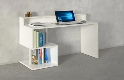 Scrivania compatta ESSE 140 bianca con vani portaoggetti e sopralzo. Design elegante e pratico per l'ufficio domestico.