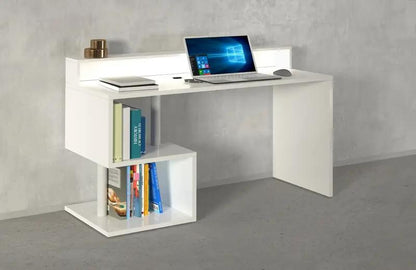 Scrivania ESSE 140 bianca con design a 'S', sopralzo e spazio per libri. Design moderno e funzionale per ambienti lavorativi.